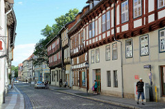 Zweigeschossige Fachwerkarchitektur, Kopfsteinpflaster in der Breiten Straße von Quedlinburg.