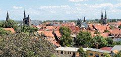 Dächer der Altstadt von Quedlinburg - re. die St. Nikolai Kirche, in der Mitte die St. Blasii Kirche und lks. die St. Benedikt / Marktkirche.