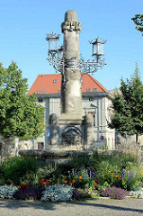 Kunzebrunnen in Aschersleben - aufgestellt 1904; gestiftet von den Brüdern / Stadträten Gustav und Emil Kuntze, Architekten Färber / Berlin - Ausführung Steinmetzmeister Helm. Säule mit Kandelaber aus Schmiedeeisen.