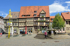Mathildenbrunnen an der Pölkenstraße / Steinweg, Neustädter Marktplatz in Quedlinburg - im Hintergrund das Hotel Zur Goldenen Sonne.