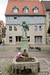 Holzmarkt in Aschersleben - auf dem Markt wurde früher das Brennholz verkauft - Brunnenfigur, Mann mit Holzkiepe - aufgestellt 1914, Bildhauer Frydag.