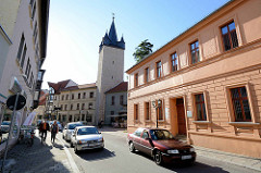 Blick zum Stadtturm Schmaler Heinrich in Aschersleben - erbaut 1442; Torturm der ehem. Verteidigungsanlage der Stadt