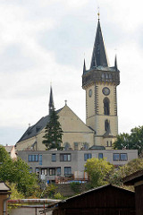 Kirchturm der ehem.  romanische Dekanatskirche Johannes der Täufer in Dvůr Králové nad Labem / Königinhof an der Elbe; die Kirche wurde  Ende des 14. Jahrhunderts dreischiffig umgebaut und 1588 das Vorhaus angefügt - 1644 wurde der Turm aufgestockt.