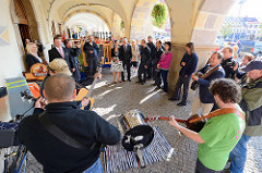 Trauung im Rathaus von Dvůr Králové nad Labem / Königinhof an der Elbe; Feier mit Musik in den Arkaden des Gebäudes.