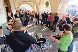 Trauung im Rathaus von Dvůr Králové nad Labem / Königinhof an der Elbe; Feier mit Musik in den Arkaden des Gebäudes.