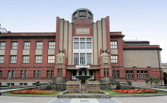 Ostböhmisches Museum in Hradec Králové / Königgrätz - Entwurf des Architekten Jan Kotěra, moderne tschechischen Architektur, fertig gestellt 1912; Figurenschmuck Vojtěch Sucharda.