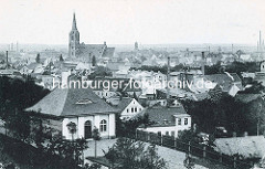 Historisches Luftbild - Dächer und Fabrikschornsteine von Aschersleben; Kirchturm und Kirchenschiff der St. Stephani Kirche; gotische Hallenkirche, erbaut von 1406 - 1507.