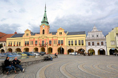 Marktplatz von Mělník - Rathaus in de Abendsonne, Pferd und Wagen - Touristenrundfahrt, dunkler Gewitterhimmel.