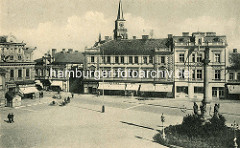 Historische Aufnahme vom Marktplatz in  Nymburk / Neuenburg an der Elbe; re. die Mariensäule und in der Bildmitte der Kirchturm der St. Ägidiuskirche.