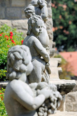 Putten, nackte Kindergestalten - Schlosspark von Quedlinburg.