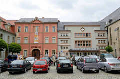 Kultur am Marktplatz von Aschersleben; Filmpalast / Kino, expressionistische Architektur - erbaut 1930, Architekt Carl Fugmann. Museumsgebäude, Stadtmuseum auch Logenhaus der Johannisloge Zu den drei Kleeblättern.