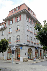 Wohn- und Geschäftshaus in Aschersleben - Architekturbilder der Stadt; Haus von der Hyde - Werkbundarchitektur, erbaut 1910.