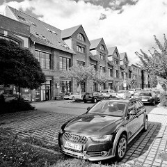 Parkplatz, parkende Autos - Areal der ehem. Fabrikationsgebäude Industriearchitektur der Maschinenfabrik Billeter / WEMA in Aschersleben.