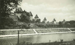 Blick über die Elbe zur alten Stadtbefestigung in Nymburk / Neuenburg.