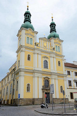 Marktplatz von Hradec Králové / Königgrätz; re. die ehemalige Jesuitenkirche - barocke Kirche Mariä Himmelfahrt; erbaut 1666 - Architekt Carlo Lurago.