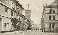 Alte Aufnahme - Geschäftsstrasse / Breite Straße  in Aschersleben - Geschäfte mit Markisen, Blick zu einem Stadtturm der historischen Stadtbefestigung.