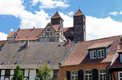 Hausdächer - Quedlinburger Schlossberg - romanische Stiftskirche St. Servatius, geweiht 1129; Renaissanceschloss aus dem 16./17. Jahrhundert.