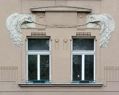 Jugendstildekor am Fenstersturz - prächtiger Pfau in Symmetrie - Art Nouveau Architektur in Hradec Králové / Königgrätz.