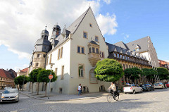 Rathaus von Aschersleben / Baubeginn 1517 - 1885 zweistöckiger Anbau, Entwurf Stadtbaumeister Hans Heckner. Kern der Anlage ist der gotische Hauptturm. Der höhere Uhrenturm hat ein Uhrwerk von 1580 - zwei vergoldete Ziegenböcke, die bei jeder Viertel