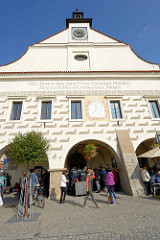 Historisches Rathaus von Dvůr Králové nad Labem / Königinhof an der Elbe; An der Stelle eines 1572 abgebrannten Vorgängerbaus wurde ein sgraffitoverziertes Rathaus durch die Baumeister Ulrico Aostalli und Franz Vlach errichtet. 1833 erfolgte ein Umba