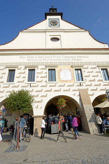 Historisches Rathaus von Dvůr Králové nad Labem / Königinhof an der Elbe; An der Stelle eines 1572 abgebrannten Vorgängerbaus wurde ein sgraffitoverziertes Rathaus durch die Baumeister Ulrico Aostalli und Franz Vlach errichtet. 1833 erfolgte ein Umba