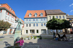 Holzmarkt in Aschersleben - auf dem Markt wurde früher das Brennholz verkauft - lks. die Brunnenfigur, Mann mit Holzkiepe - aufgestellt 1914, Bildhauer Frydag.