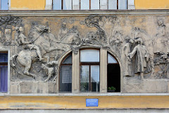 Aufwändiges Fassadenfries - Wandrelief; Hausfassade in  Nymburk / Neuenburg an der Elbe; Darstellung von Elisabeth - Königin von Böhmen 1311–1330 - die ihren zukünftigen Mann, den 14 jährigen Johann von Luxemburg mit Gefolge trifft.