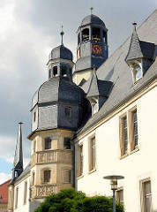 Kuppel vom gotische Turm am Rathaus von Aschersleben - dahinter der höhere Uhrenturm hat ein Uhrwerk von 1580 - zwei vergoldete Ziegenböcke, die bei jeder Viertelstunde mit den Hörnern zusammenstoßen.