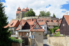 Verwinkelte Gassen / Wohnhäuser mit Satteldach - Schlossberg von Quedlinburg mit Stiftskirche St. Servatius.