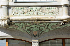 Detail Erkerdekor; florale Bänder und Blüten - Wohnhaus, Geschäftshaus mit Jugendstil / Art Nouveau Fassade in der Wilhelmstraße / Aschersleben.