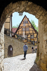 Schloßmauer, Torbogen - Quedlinburger Schloßberg, Wohn- und Wirtschaftsräume der Äbtissinnen vom Quedlinburger Damenstift.