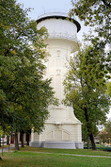 Industriedenkmal in Nymburk / Neuenburg an der Elbe; weisser Wasserturm, erbaut 1904.