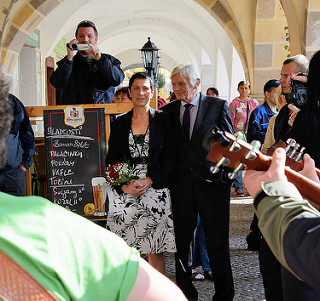 Trauung im Rathaus von Dvůr Králové nad Labem / Königinhof an der Elbe; Feier mit Musik in den Arkaden des Gebäudes.