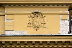 Relief / Wappen an der Fassade vom Biskupské gymnázium Bohuslava Balbína in Hradec Králové / Königgrätz.