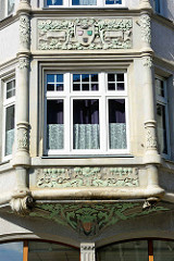 Detail Erkerdekor; florale Bänder und Blüten - Wohnhaus, Geschäftshaus mit Jugendstil / Art Nouveau Fassade in der Wilhelmstraße / Aschersleben.