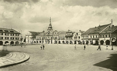 Alte Ansicht von Melnik - Marktplatz mit Randbebauung - in der Bildmitte lks. das Rathaus, Ursprungsbau von 1398, im letzten Viertel des 17. Jahrhunderts Barockumbau.