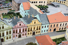 Luftaufnahme historischer Häuser mit farblich abgesetzen Fassaden - Blumenkästen vor den Fenstern - Architekturbilder aus Hradec Králové / Königgrätz.