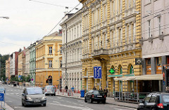 Geschäftsstraße / Hauptstraße in Hradec Králové / Königgrätz; mehrstöckige Gründerzeithäuser - Wohnhäuser, Geschäftshäuser; Straßenverkehr.