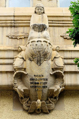 Skulptur - Relief mit Inschrift, diesen Erker stiftete die Stadt Aschersleben 1911.