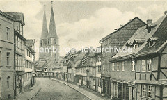 Alte Fotografie von der Pölkenstraße in Quedlinburg - Fachwerkhäuser mit Geschäften im Erdgeschoss - Kirchtürme der St. Nikolai Kirche.