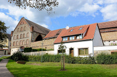 Historisches Ziegelgebäude mit zugemauerten Fenstern - Einzelhaus mit weisser Fassade und Satteldach, Bilder aus Aschersleben.