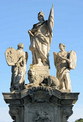 Skulpturen auf der Terrasse vom Jesuitenkolleg in Kutná Hora / Kuttenberg; erbaut 1700.