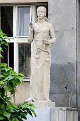 Skulptur Justitia, Personifikation der Gerechtigkeit  am Eingang des Gerichtsgebäudes in Hradec Králové / Königgrätz - eröffnet 1934.