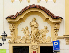 Barocke Fassadenkoration, Figuren / Relief über der Eingangstür - Architektur in Hradec Králové / Königgrätz.