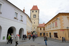 Prager Tor in Mělník - Turm der Stadtbefestigung aus dem 15. Jahrhundert, restaurierte Gebäude beim Marktplatz der Stadt.