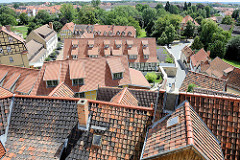 Blick vom Quedlinburger Schlossberg auf die Dächer der Stadt.