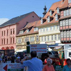 Schild Hier die freundliche Stadtführung - Fachwerkhäuser am Markt von Quedlinburg.