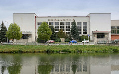 Blick über die Elbe zum Gebäude Sokolovna in Hradec Králové / Königgrätz, Sokol Philharmonisches Orchester - erbaut 1930, Architekt Milan Babuška.