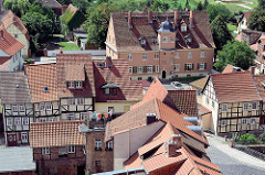 Blick vom Quedlinburger Schlossberg auf  Häuser der Stadt.