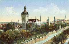 Historisches Panorama der Stadt Quedlinburg, colorierte Aufnahme; im Vordergrund der Lindenbeinturm / Sternkiekerturm, alte Anlage der Stadtbefestigung.